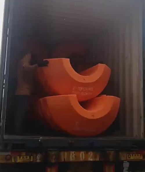 聚乙烯浮體在箱體車內(nèi)要緊密排列，這也是個(gè)技術(shù)活