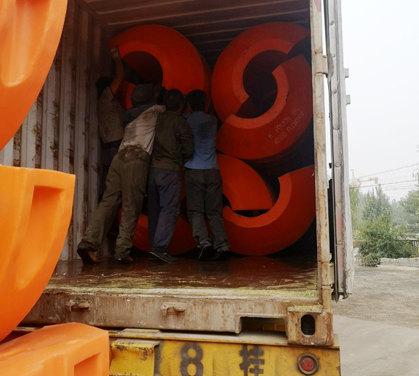一個(gè)箱體斯太爾卡車(chē)裝25對(duì)左右的浮體
